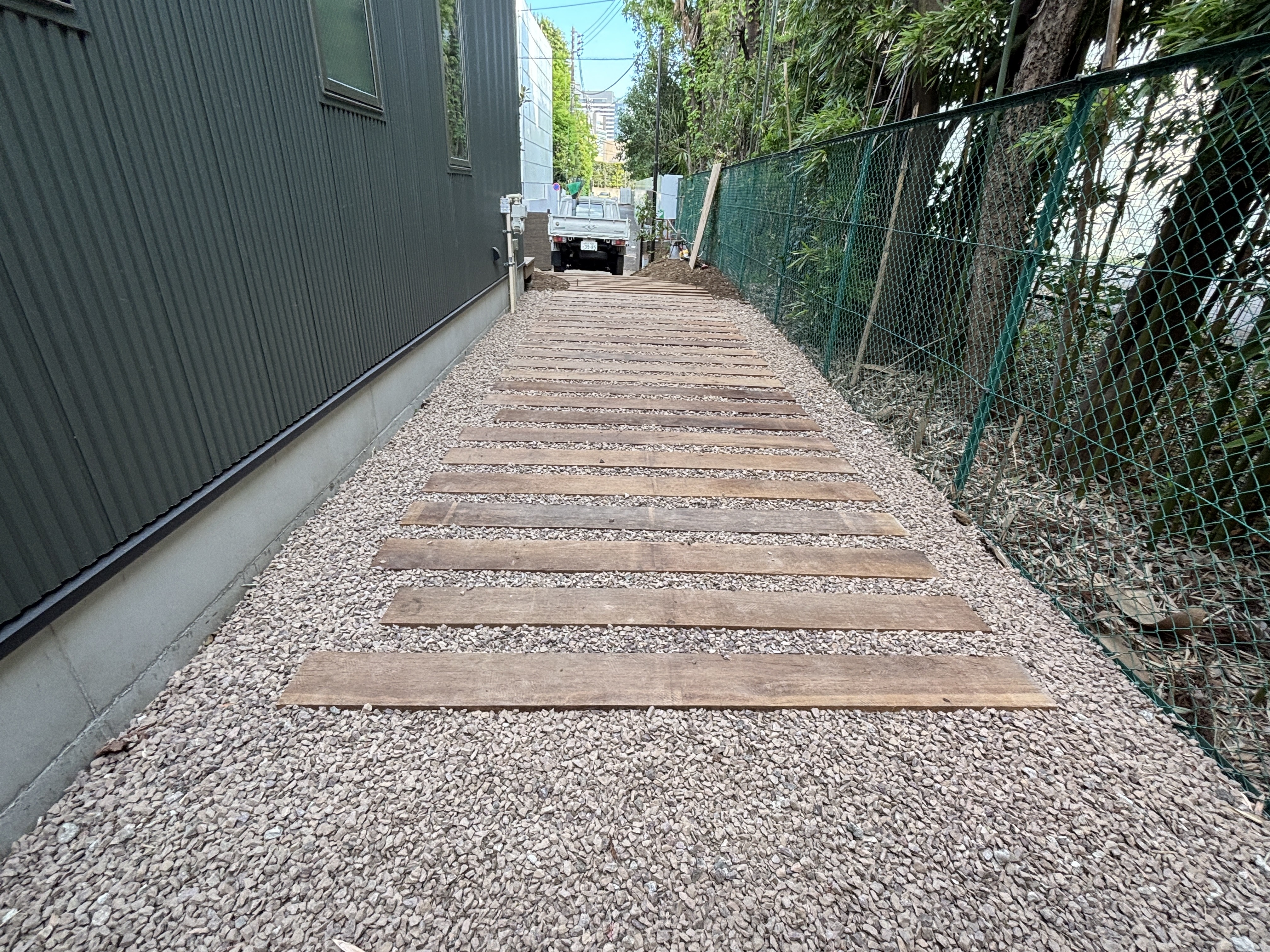 駐車場スペース枕木設置 x 砂利敷き （赤砂利）の画像